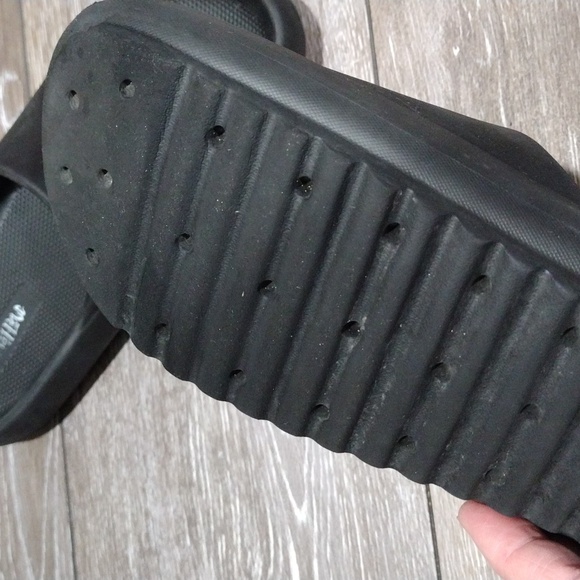 Mad Love black slides. In good condition. Size 8 - Picture 8 of 11